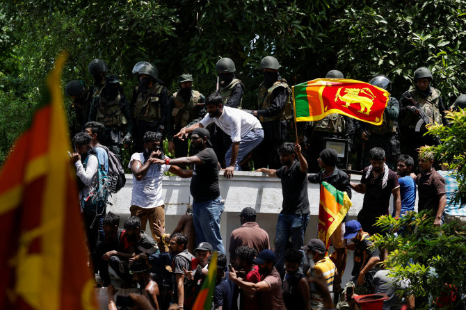 „Reuters“/„Scanpix“ nuotr./Protestuotojai Šri Lankoje