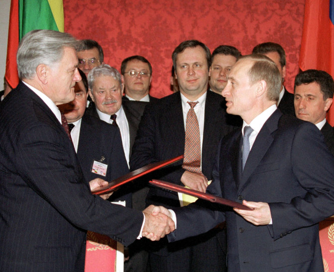„Scanpix“ nuotr./Valdas Adamkus ir Vladimiras Putinas (2001.03.30)