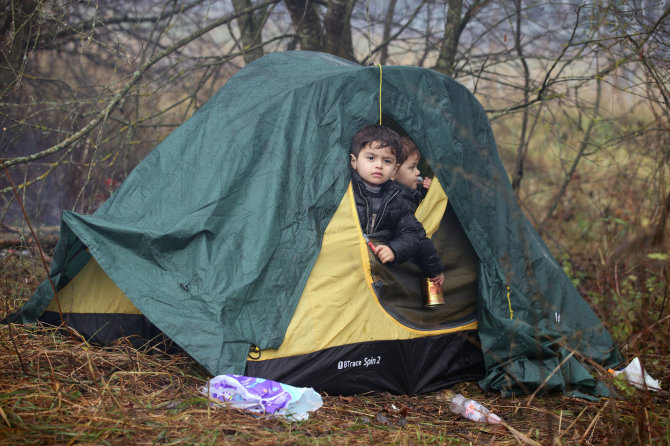 AFP/ „Scanpix“ nuotr./Migrantai Lenkijos pasienyje