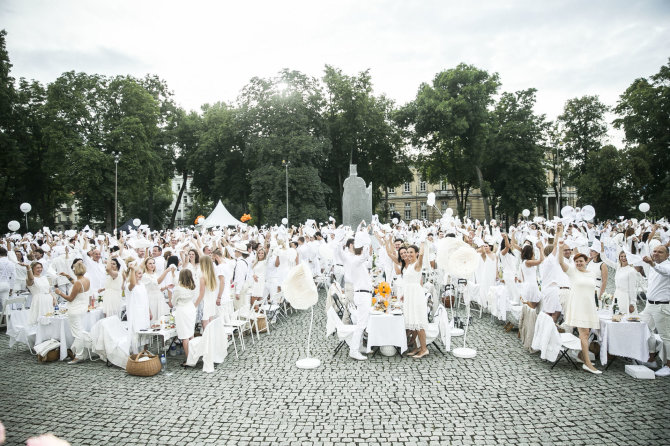 Viganto Ovadnevo/Žmonės.lt nuotr./„Vakarienės baltai“ akimirka