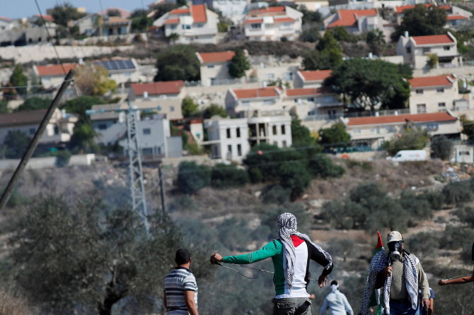 „Reuters“/„Scanpix“ nuotr./Žydų nausėdija ir palestiniečių protestuotojai