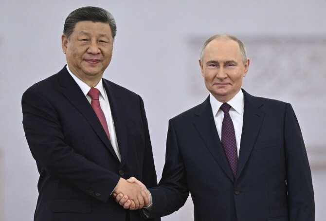 Xi Jinpingas su V. Putinu / Sergey Bobylev / AP