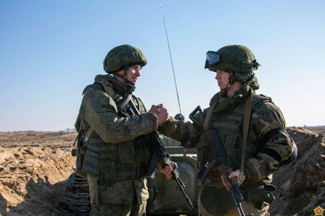 „AFP“/„Scanpix“/Rusų ir baltarusių kariai