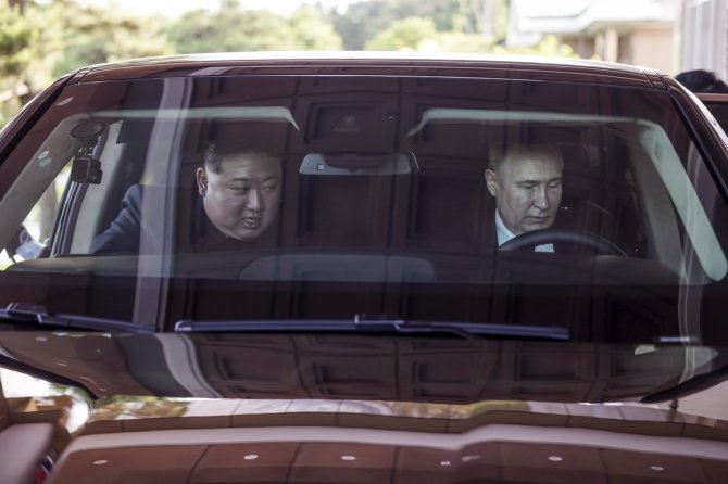 „AP“/„Scanpix“/Šiaurės Korėjos prezidentas Kim Jong Unas ir Rusijos prezidentas Vladimiras Putinas