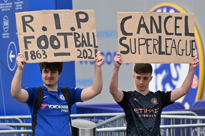 „Scanpix“ nuotr./Anglijos futbolo sirgaliai protestuoja prieš Superlygą