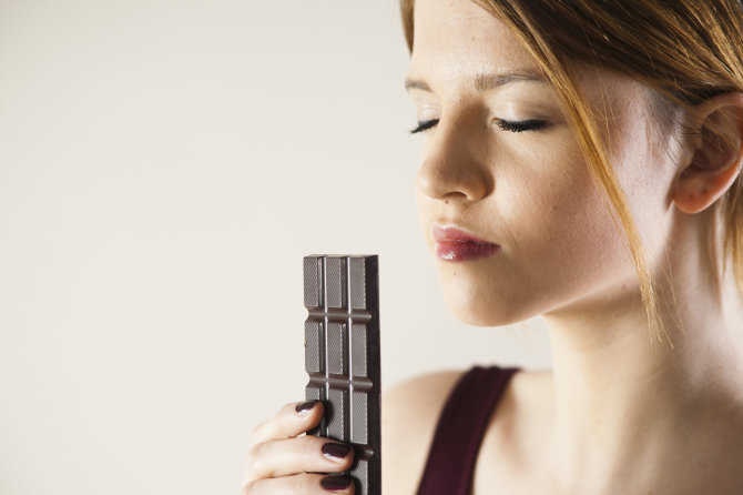 Vida Press nuotr./Moteris uodžia šokoladą