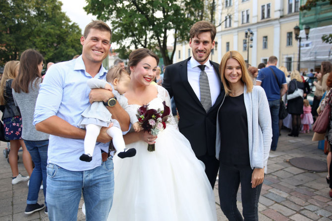 Teodoro Biliūno/Žmonės.lt nuotr./Juozas ir Gilija Bernotai (centre) bei Rokas ir Erika Milevičiai su dukra