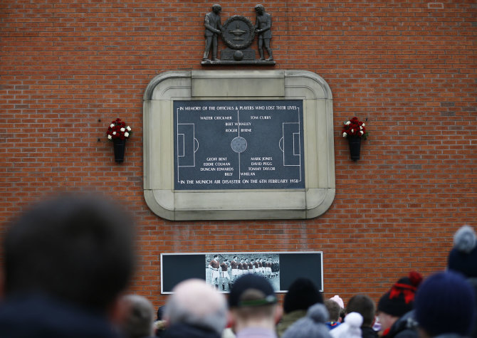 „Reuters“/„Scanpix“ nuotr./„Old Trafford“ stadione esanti atminimo lentelė 