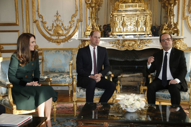 „Reuters“/„Scanpix“ nuotr./Princas Williamas ir hercogienė Catherine su Prancūzijos prezidentu Francois Hollande'u