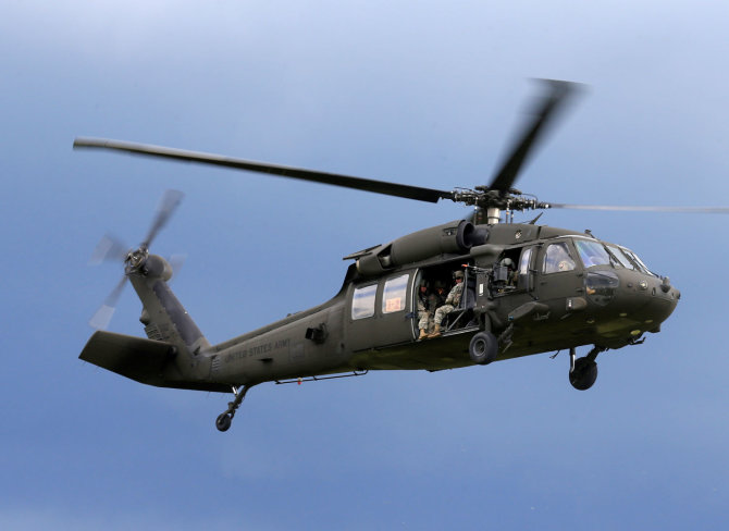 „Reuters“/„Scanpix“ nuotr./JAV kariuomenės sraigtasparnis „Black Hawk“