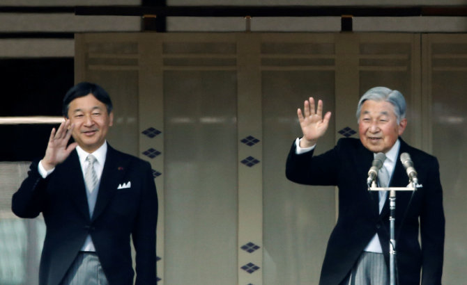 „Reuters“/„Scanpix“ nuotr./Japonijos sosto įpėdinis princas Naruhito (kairėje) ir jo tėvas, imperatorius Akihito