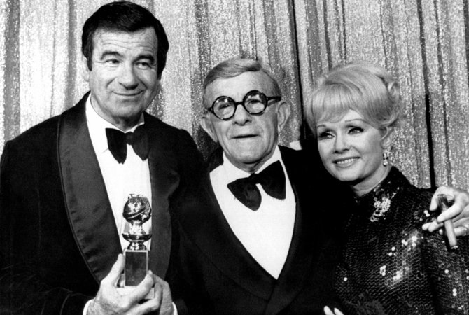 Vida Press nuotr./Aktorius Walteris Matthau (kairėje) su George'u Burnsu ir Debbie Reynolds po 1976 m. „Auksinių gaublių“ ceremonijos