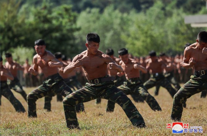 AFP/„Scanpix“ nuotr./Šiaurės Korėjos kariai