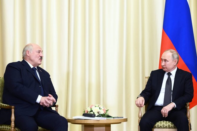 „AP“/„Scanpix“/Rusijos lyderis Vladimiras Putinas ir Baltarusijos prezidentu pasiskelbęs Aliaksandras Lukašenka