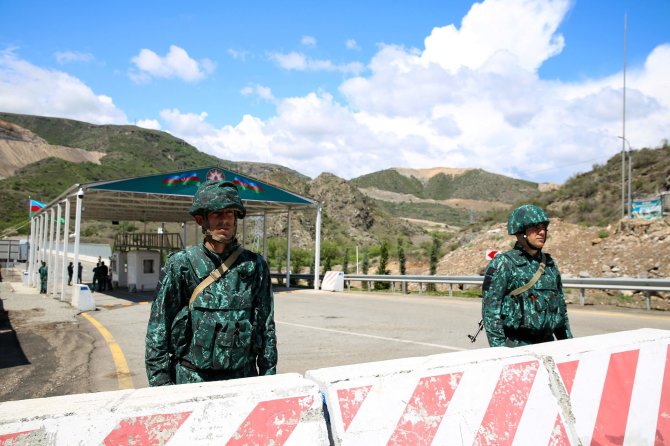 AFP/„Scanpix“ nuotr./Azerbaidžano kariai, blokuojantys Lačino koridorių