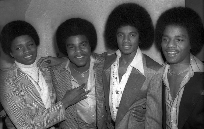 „Scanpix“ nuotr./Randy Jacksonas, Tito Jacksonas, Michaelas Jacksonas ir Marlonas Jacksonas „Studio 54“ klube