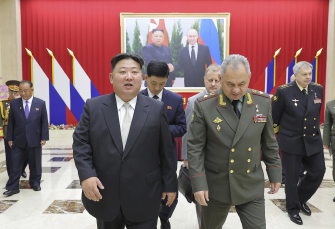 „AP“/„Scanpix“/Šiaurės Korėjos vadovas Kim Jong Unas ir Rusijos gynybos ministras Sergejus Šoigu