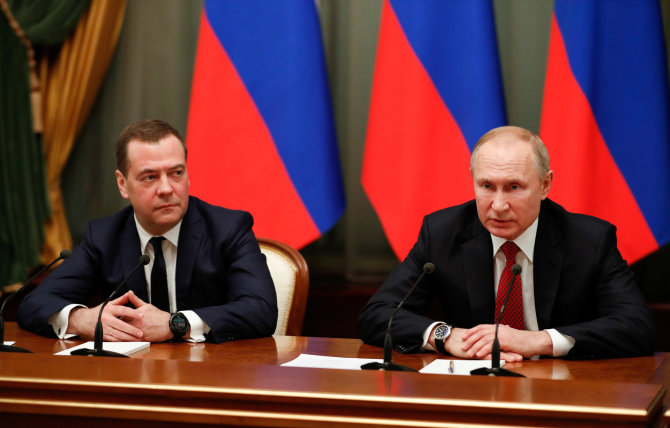 „Reuters“/„Scanpix“/Buvęs Rusijos prezidentas Dmitrijus Medvedevas ir Rusijos lyderis Vladimiras Putinas