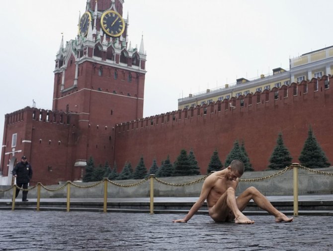 „Reuters“/„Scanpix“ nuotr./Prie Raudonosios aikštės grindinio vinimis sėklides prisikalęs menininkas Piotras Pavlenskis