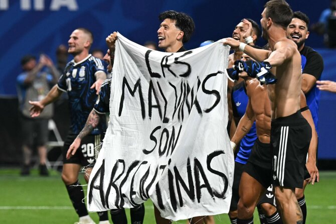 „Scanpix“ nuotr./Argentinos rinktinės žaidėjai laiko plaktą „Malvinai - Argentinos“