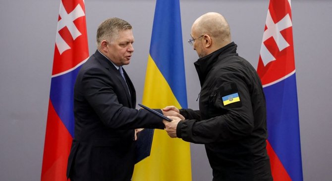 „AFP“/„Scanpix“/Slovakijos premjeras Robertas Fico ir Ukrainos ministras pirmininkas Denisas Šmyhalis