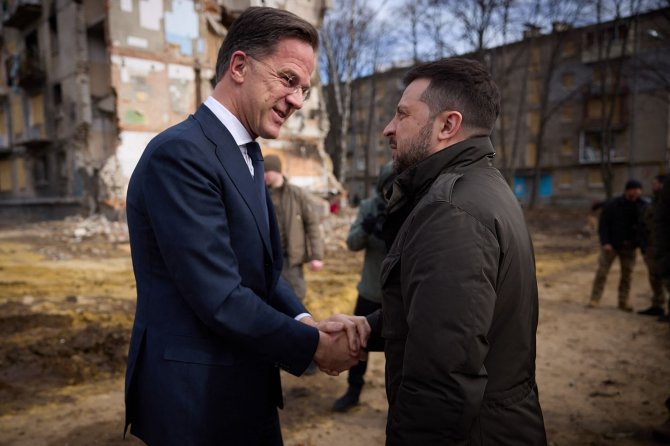 AFP/„Scanpix“ nuotr./Markas Rutte ir Volodymyras Zelenskis