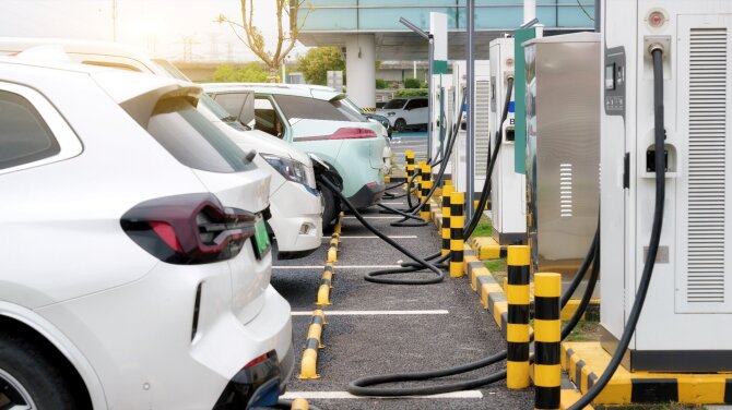 Elektromobilių įkrovimo zona (Shutterstock nuotr.)