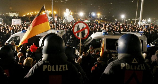 „Reuters“/„Scanpix“ nuotr./Drezdene migrantų priešininkų ir gynėjų protestai
