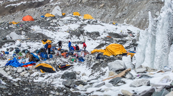 „Reuters“/„Scanpix“ nuotr./Bazinė alpinistų stovykla Nepale po sniego lavinos, sukeltos žemės drebėjimo