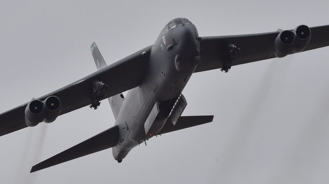 AFP/„Scanpix“ nuotr./JAV oro pajėgų bombonešis B-52