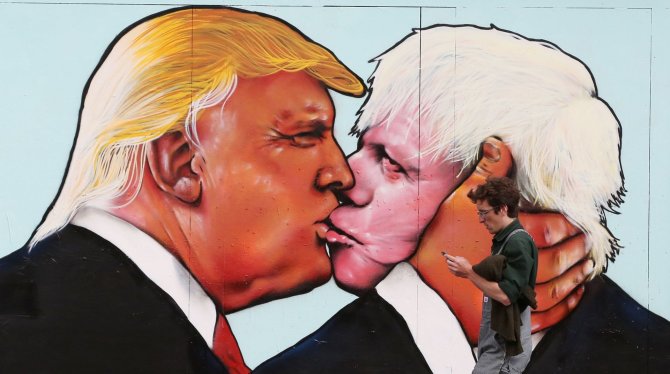 AFP/„Scanpix“ nuotr./Donaldo Trumpo ir Boriso Johnsono bučinio piešinys Bristolyje