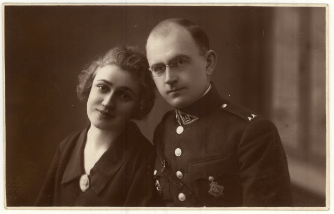 Panevėžio apskrities viešosios bibliotekos rankraštyno nuotr./Kapitonas Vincas Jonuška su žmona Eugenija. 1925 m
