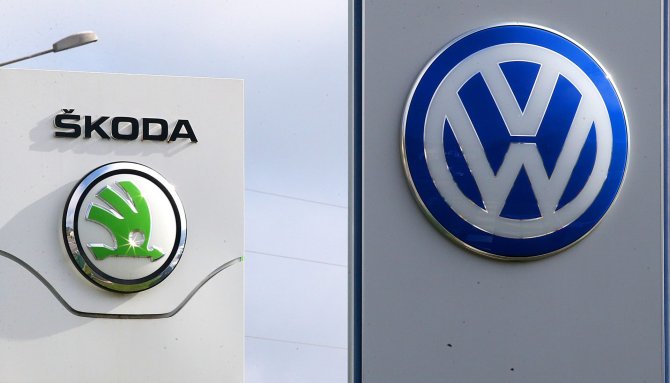 AFP/„Scanpix“ nuotr./„Škoda“ ir „Volkswagen“ logotipai