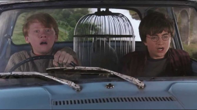 Kadras iš filmo „Haris Poteris ir paslapčių kambarys“/ scena, kai Haris ir Ronis į Hogvartsą skrenda magišku Artūro Vizlio automobiliu