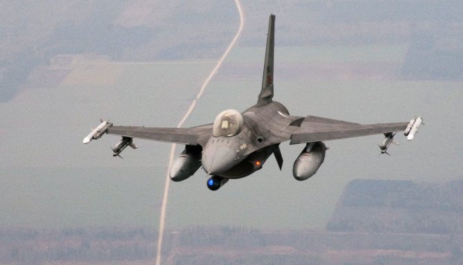 Alvydo Januševičiaus nuotr./Naikintuvas F-16