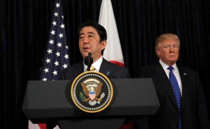 „Scanpix“/AP nuotr./Shinzo Abe ir Donaldas Trumpas Vašingtone