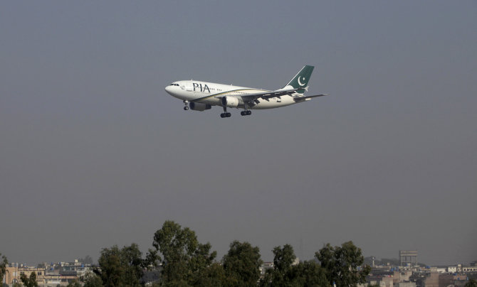 AFP/„Scanpix“ nuotr./Pakistane sudužo keleivinis lėktuvas