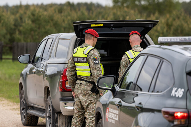Pauliaus Peleckio / BNS nuotr./Karo policija Žeimiuose, Varėnos rajone ieško drono
