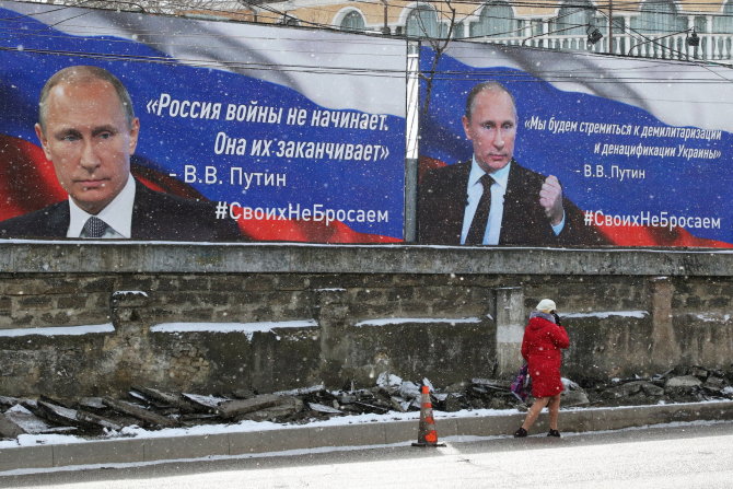 „Reuters“/„Scanpix“/Po okupacijos mieste iškilo plakatai su Vladimiru Putinu