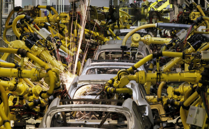 „Reuters“/„Scanpix“ nuotr./Robotai „Volkswagen“ gamykloje