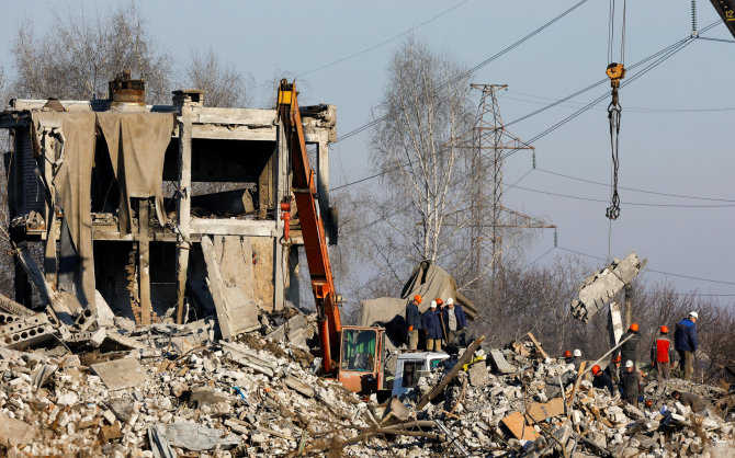 „Reuters“/„Scanpix“ nuotr./Po Ukrainos atakos Makijivkoje šalinamos nuolaužos