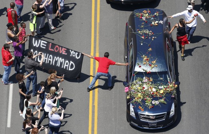 „Reuters“/„Scanpix“ nuotr./Muhammado Ali laidotuvių procesija