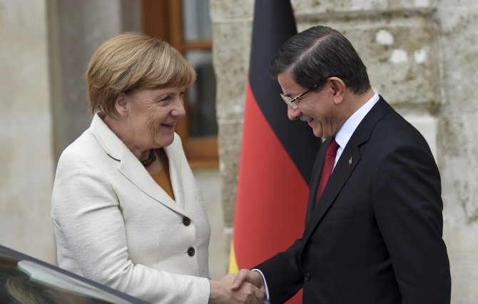 „Scanpix“/AP nuotr./Vokietijos kanclerė Angela Merkel ir Turkijos premjeras Ahmetas Davutoglu