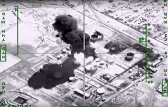 „Scanpix“/AP nuotr./Bombarduojami naftos perdirbimo įrenginiai ISIS teritorijoje Sirijoje