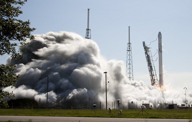 „Scanpix“/AP nuotr./„SpaceX“ raketos pakilimas