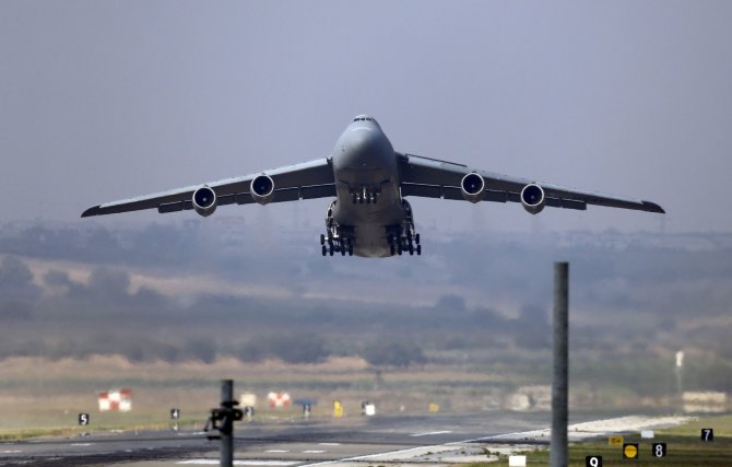 „Reuters“/„Scanpix“ nuotr./Amerikiečių lėktuvas kyla iš Incirliko karinės oro bazės