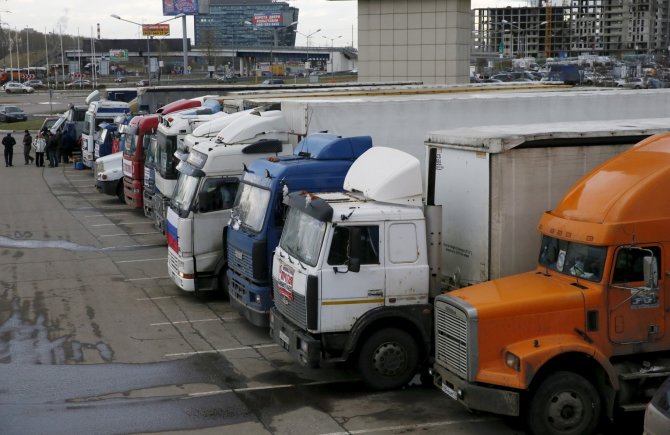 „Reuters“/„Scanpix“ nuotr./Tolimųjų reisų sunkvežimių vairuotojų stovykla prie Maskvos