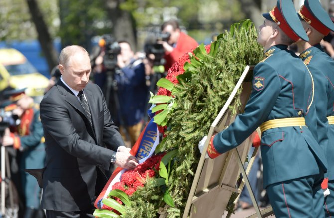 „Scanpix“/„RIA Novosti“ nuotr./Rusijos prezidentas Vladimiras Putinas deda vainiką ant nežinomo kario kapo.