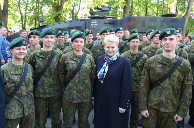 LR Prezidento kanceliarijos nuotraukos/ R.Dačkaus nuotr./Tarnybą baigė pirmieji šauktiniai