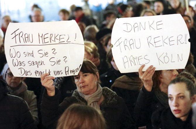 „Reuters“/„Scanpix“ nuotr./Moterys Kelne susirinko į protestą dėl seksualinių išpuolių